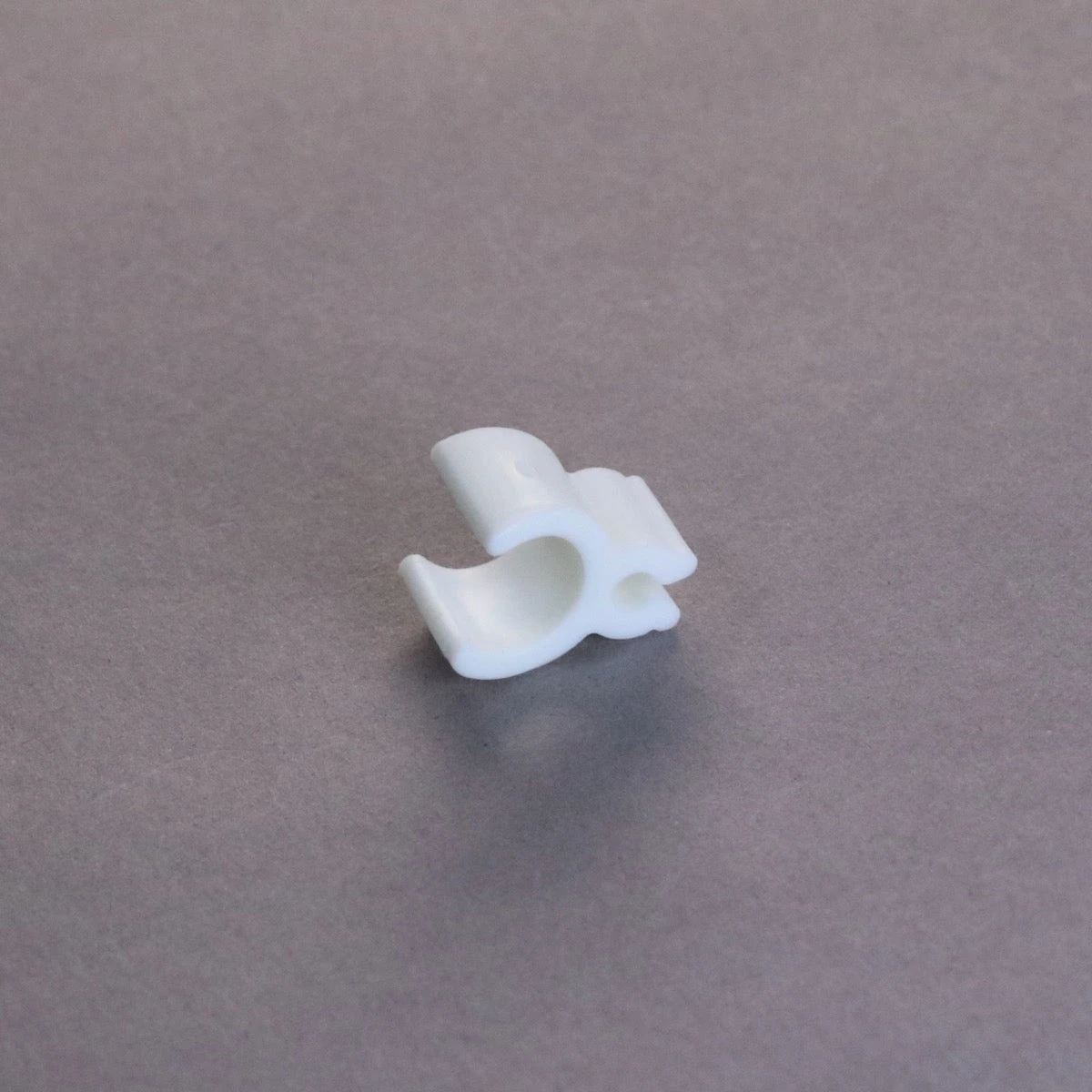 100 1/8" Sculpture Clips, White 2 100 1/8" Sculpture Clips, White - Image 2