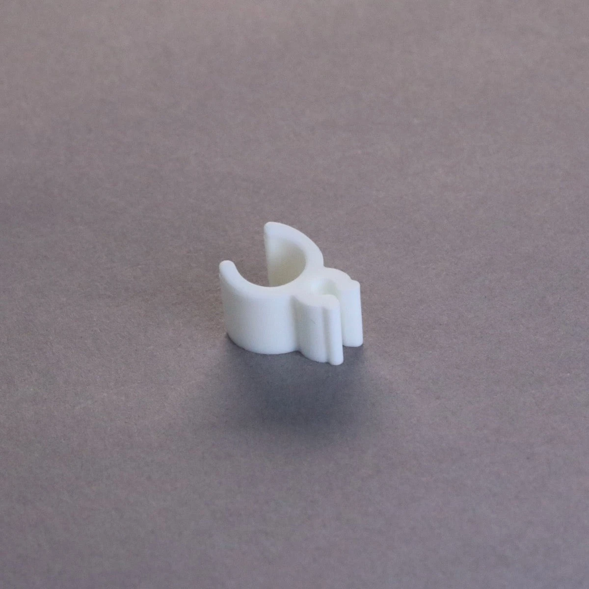 100 1/8" Sculpture Clips, White 3 100 1/8" Sculpture Clips, White - Image 3